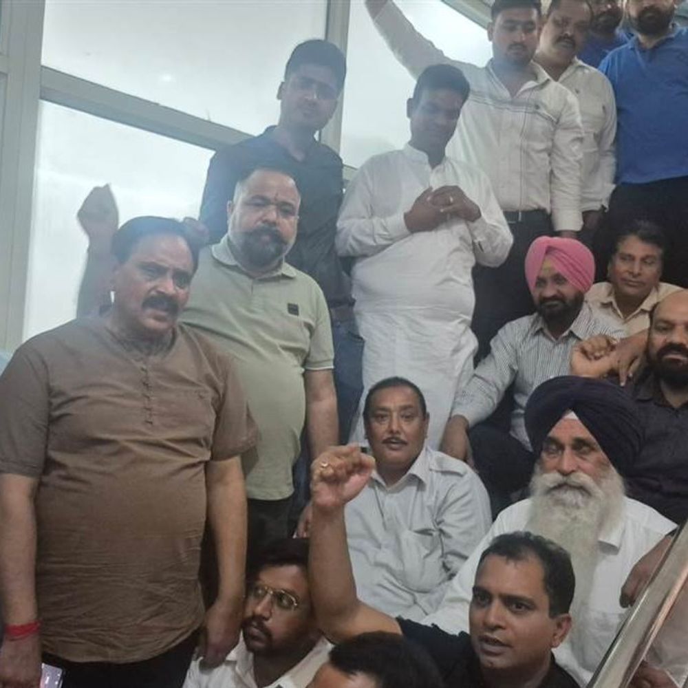 संगरूर में राइस मिलर्स का FCI कार्यालय के बाहर प्रदर्शन:  स्पेशल वाहन नहीं मिलने और पक्षपात का लगाया आरोप, समाधान की मांग की – Barnala News
