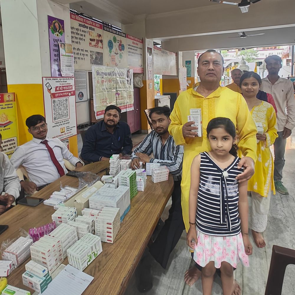 लखनऊ में निशुल्क चिकित्सा शिविर:गोमतीनगर गायत्री शक्तिपीठ में चर्मरोग विशेषज्ञों ने की जांच; दवा बांटी