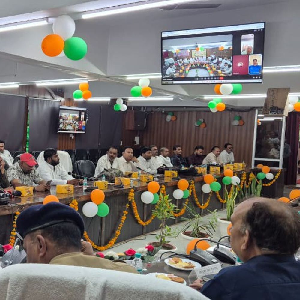 नव निर्माण के नौ साल पूरे होने पर बैठक:जालौन में प्रभारी मंत्री ने कहा- उत्तर प्रदेश विकास, सुशासन में बना अग्रणी राज्य