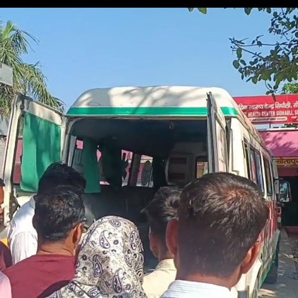 सीतापुर में दो बाइकों की टक्कर, एक की मौत:अन्य दो लोग घायल, आमने-सामने हुई जोरदार भिड़ंत