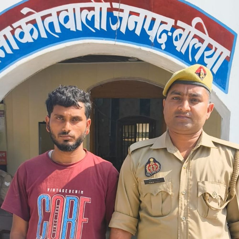 बलिया में हत्या के प्रयास का आरोपी गिरफ्तार:पुलिस ने टाउन पॉलीटेक्निक कॉलेज के पास से पकड़ा, आईफोन बरामद
