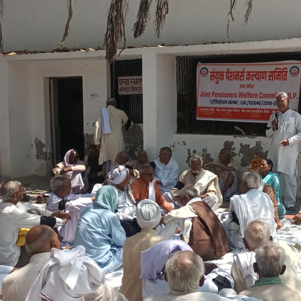 सेवानिवृत्त शिक्षक निःशुल्क चिकित्सा सुविधा से वंचित:जौनपुर में मुख्यमंत्री की घोषणा के बाद भी शासनादेश में नहीं शामिल