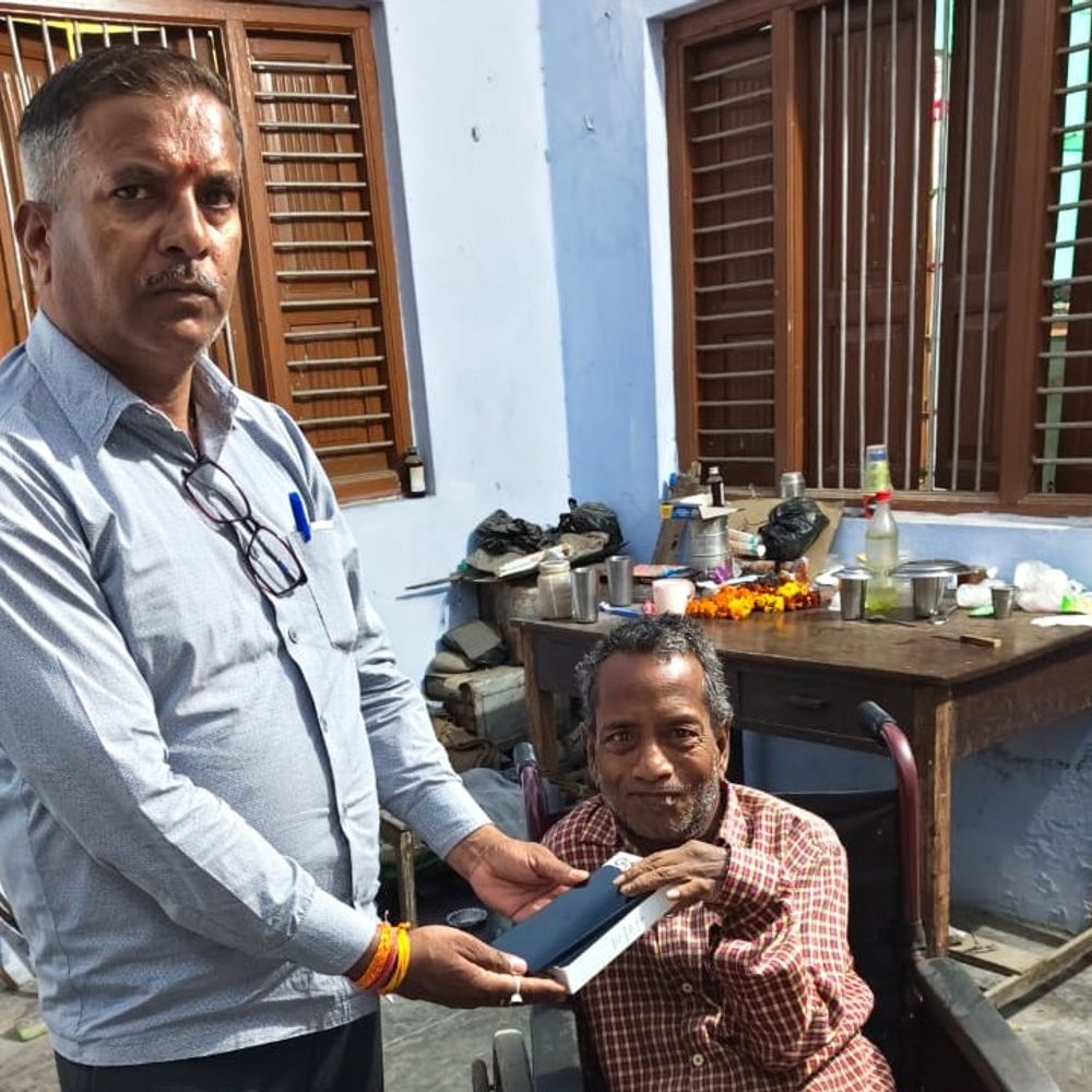 डीएम ने दिव्यांग को दिया स्मार्टफोन:सरकार के 9 साल पूरे होने पर कार्यक्रम, ट्राईसाइकिल वितरित की गईं