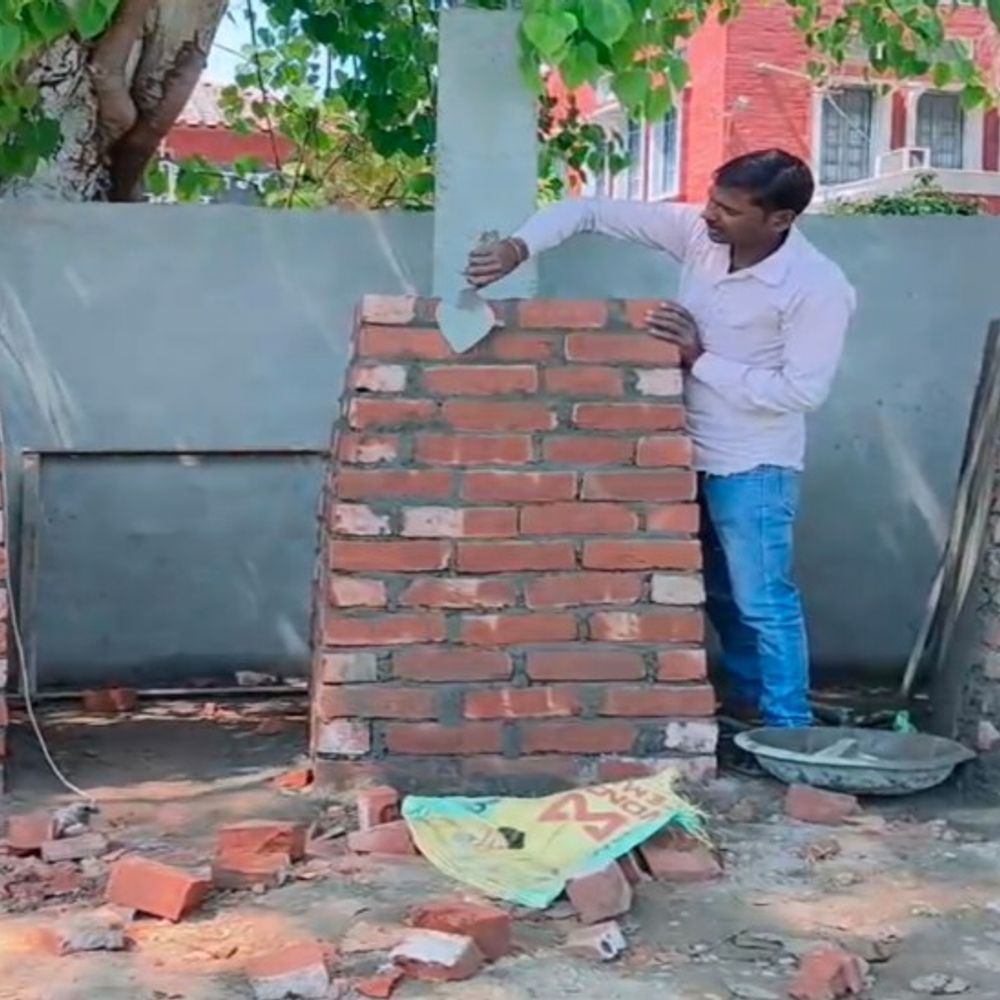 सीएम का निर्देश-24 घंटे में लगाई जाएं शहीदों की प्रतिमाएं:शाहजहांपुर में एई-जेई निलंबित, फर्म ब्लैकलिस्टेड; बुलडोजर से तोड़ा था