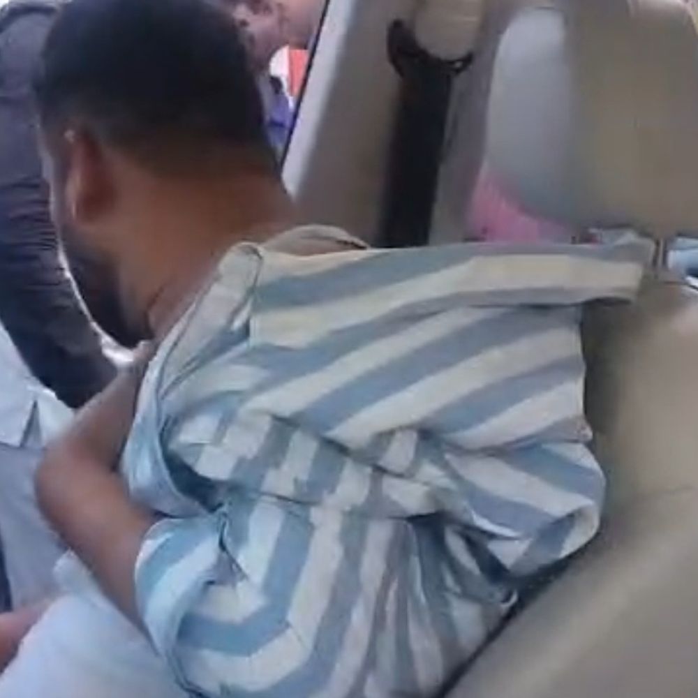 नई कार में बच्चे देख मचा बच्चा चोर का शोर:सोनभद्र में युवक को लोगों ने पीटा, गाड़ी के शीशे तोड़े, पीड़ित बोला- घुमाने लाया था