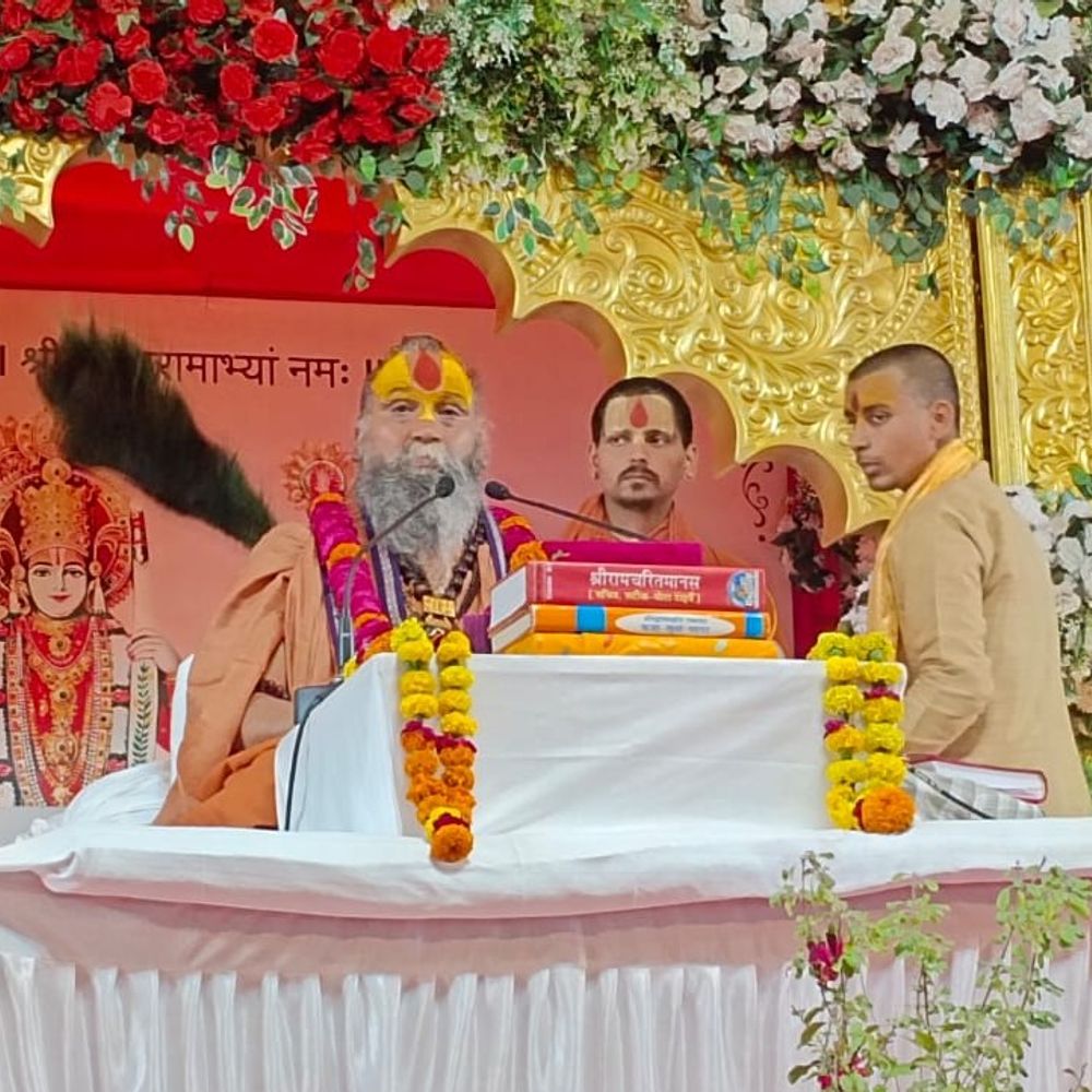 मलूक पीठाधीश्वर राजेंद्र दास ने सुनाई रामजन्म कथा:चित्रकूट में रामकथा पंडाल बधाई गीतों से गूंजा, श्रोता भक्ति में लीन