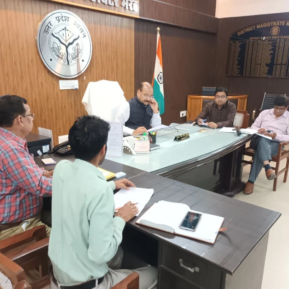 जिलाधिकारी की अध्यक्षता में सड़क सुरक्षा समिति की बैठक:दुर्घटनाएं कम करने, सड़कों के सुधार पर चर्चा