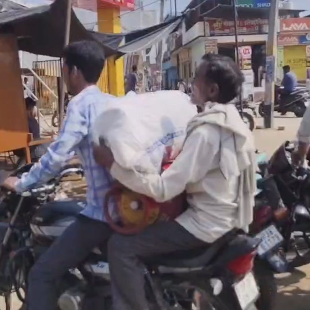 संभल में सर्वर डाउन, गैस बुकिंग में दिक्कत:ग्रामीण उपभोक्ता एजेंसी आने को मजबूर, रात में बुकिंग की सलाह