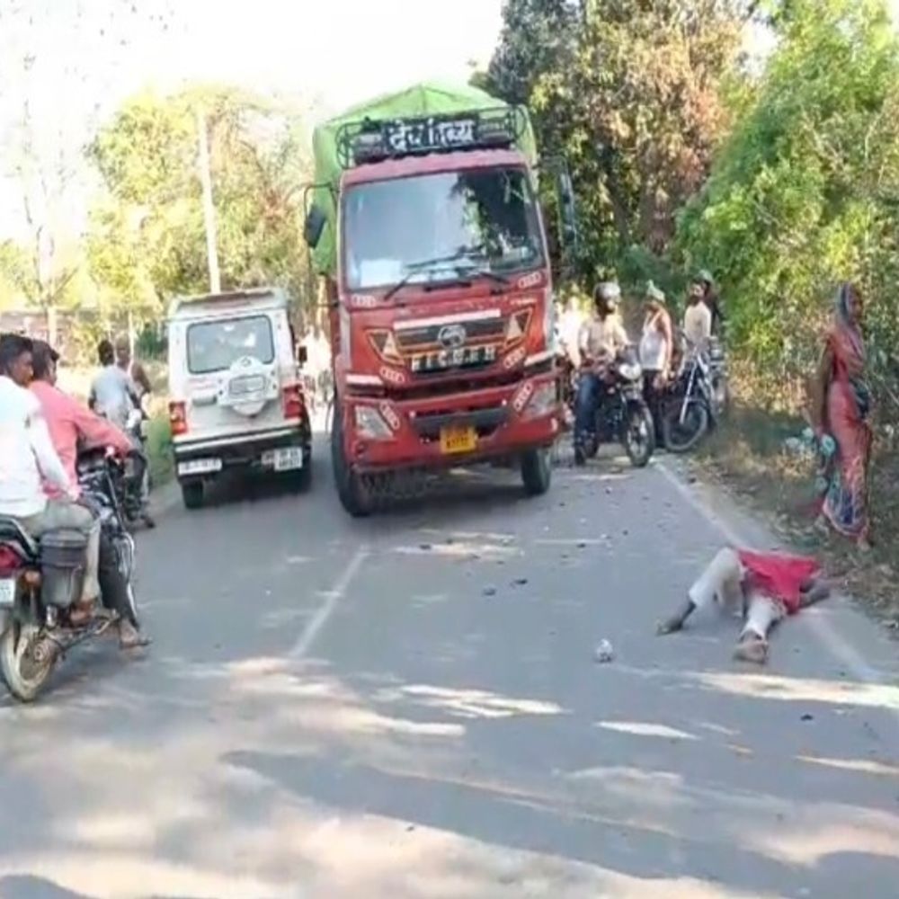 ट्रेलर से टक्कर, बाइक सवार का सिर धड़ से अलग:सड़क पर गिरते ही ऊपर से निकला पहिया, आधार कार्ड से हुई पहचान