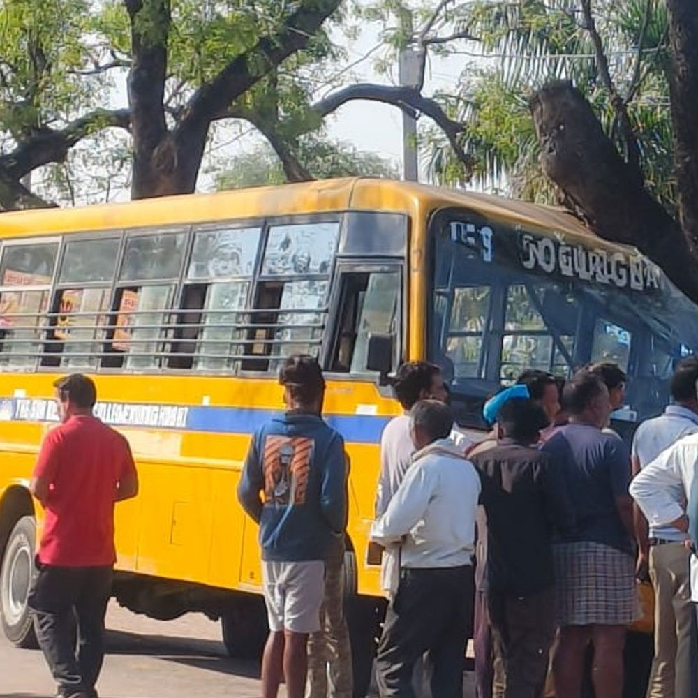 ललितपुर में अनियंत्रित स्कूल बस पेड़ से टकराई:दो छात्र घायल; अभिभावकों ने सड़क जाम की, 100 से अधिक बच्चे थे सवार