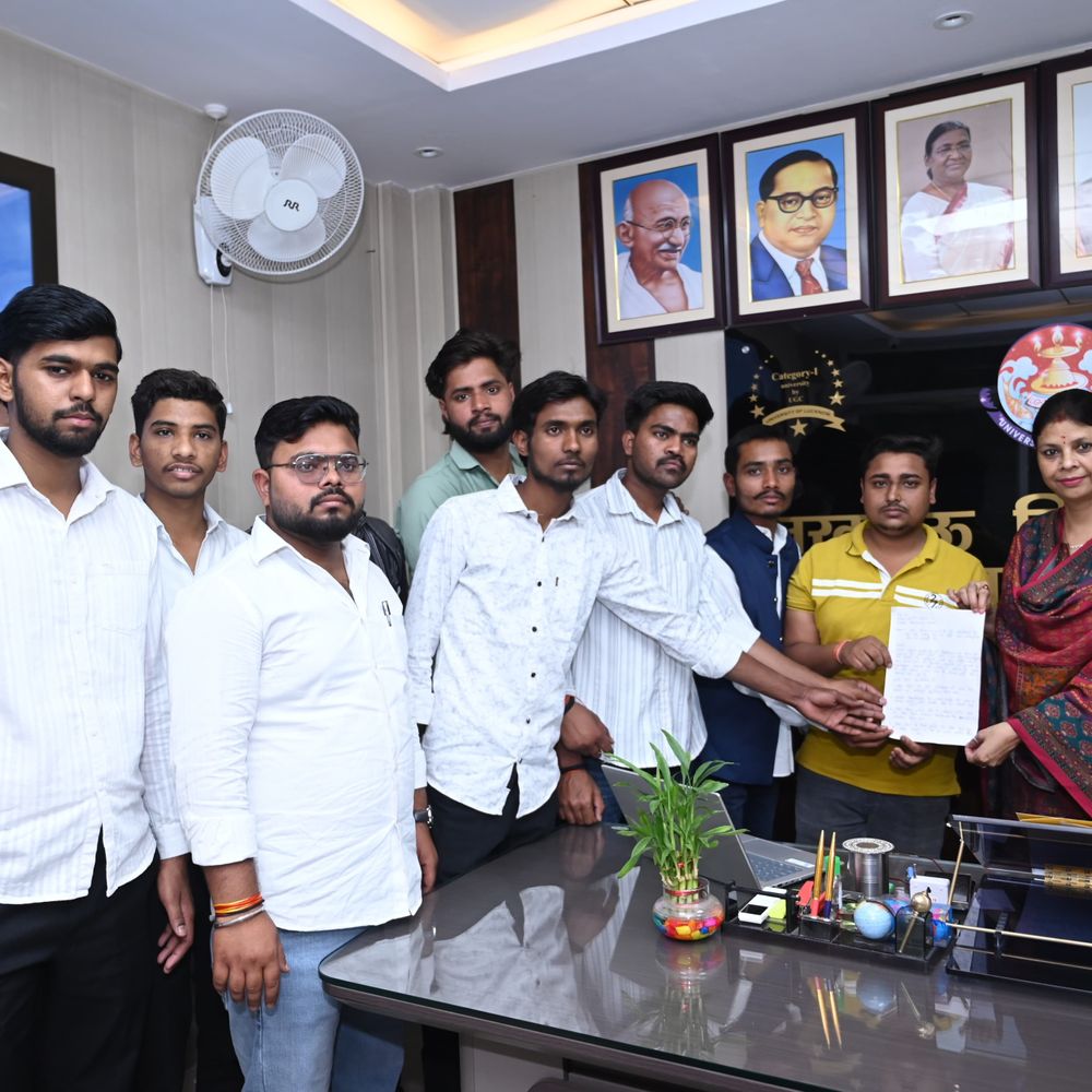 लखनऊ विश्वविद्यालय में प्रवेश प्रक्रिया पर छात्रों का विरोध:अनियमितताओं पर सावल उठाए, निष्पक्ष जांच की मांग