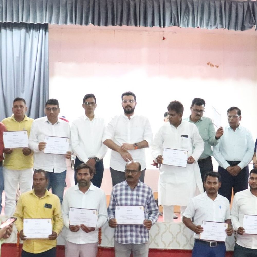 बलिया में 448 निपुण विद्यालयों के प्रधानाध्यापक सम्मानित:सीडीओ ओजस्वी राज ने प्रशस्ति पत्र देकर किया सम्मान