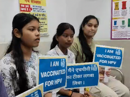एमपी में 2 लाख किशोरियों का हुआ एचपीवी टीकाकरण:सीएम ने कहा- बेटियों के सुरक्षित भविष्य की बड़ी पहल; तीन माह में 8 लाख लड़कियों को वैक्सीन लगाने का लक्ष्य