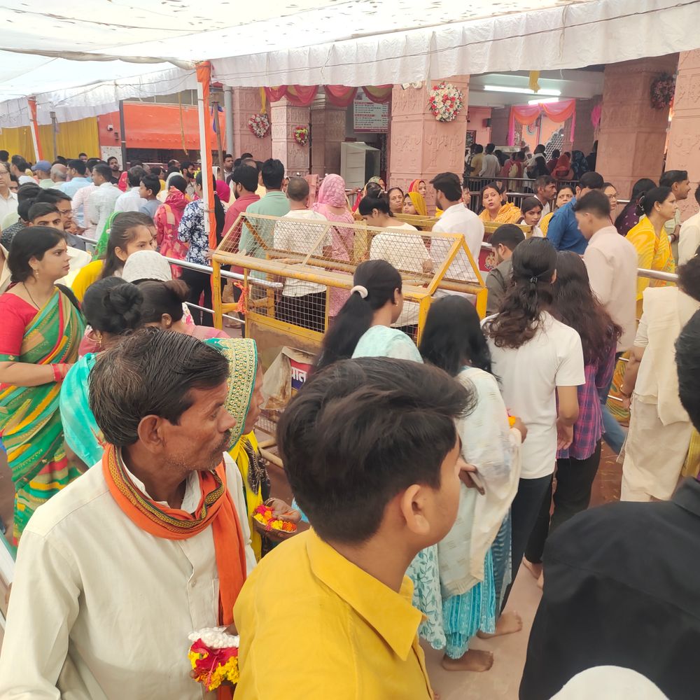 प्रयागराज में नवरात्रि सप्तमी पर मंदिरों में उमड़ी भीड़:आलोप शंकरी, ललिता देवी सहित सभी शक्तिपीठों में दर्शन