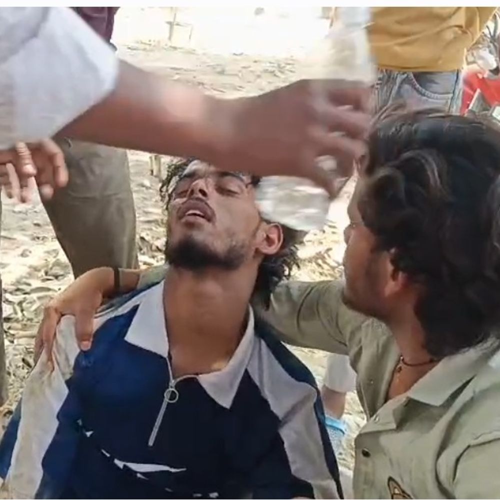 गैस संकट, लाइन में खड़े युवक की तबीयत बिगड़ी:देवरिया में प्रदर्शन के दौरान सड़क जाम, लोगों ने किया विरोध