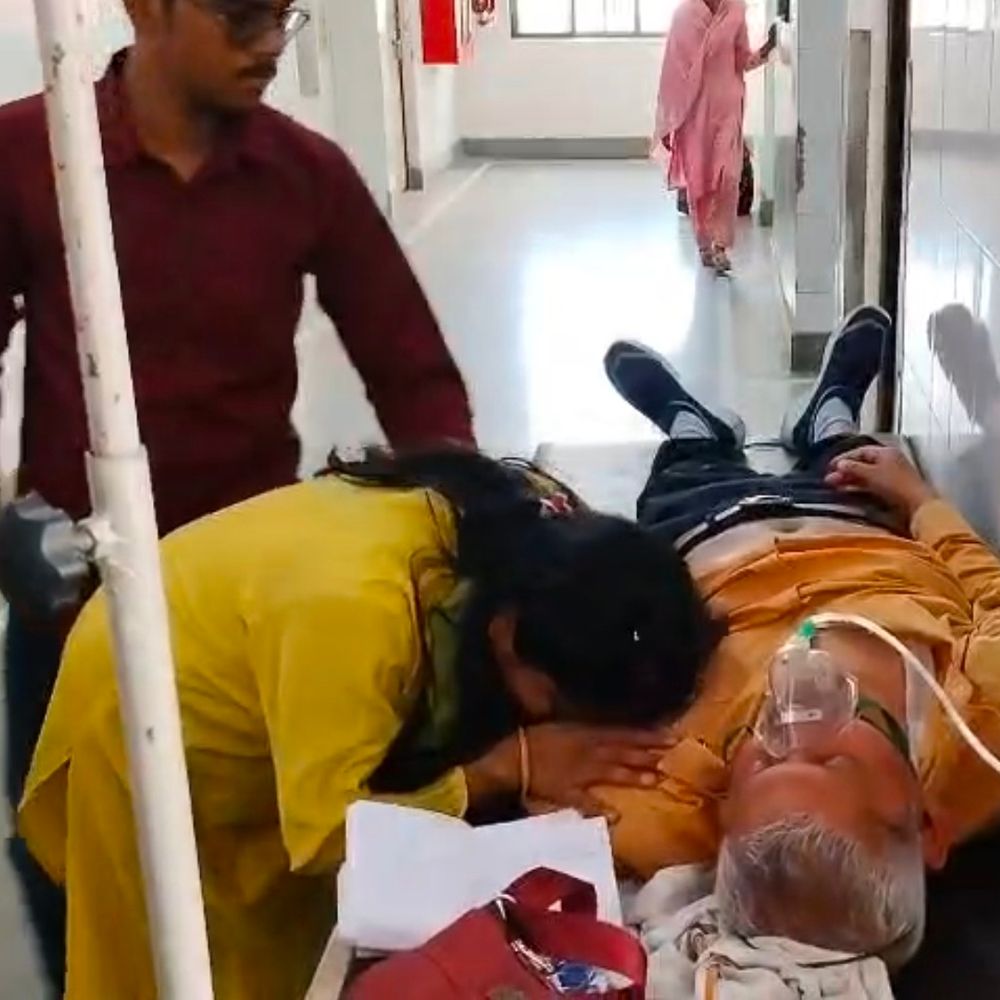 प्रधानाध्यापक को बीएसए दफ्तर में पड़ा दिल का दौरा:एंबुलेंस नहीं मिली, ई-रिक्शा से लाए जिला अस्पताल, लखनऊ ट्रामा सेंटर रेफर