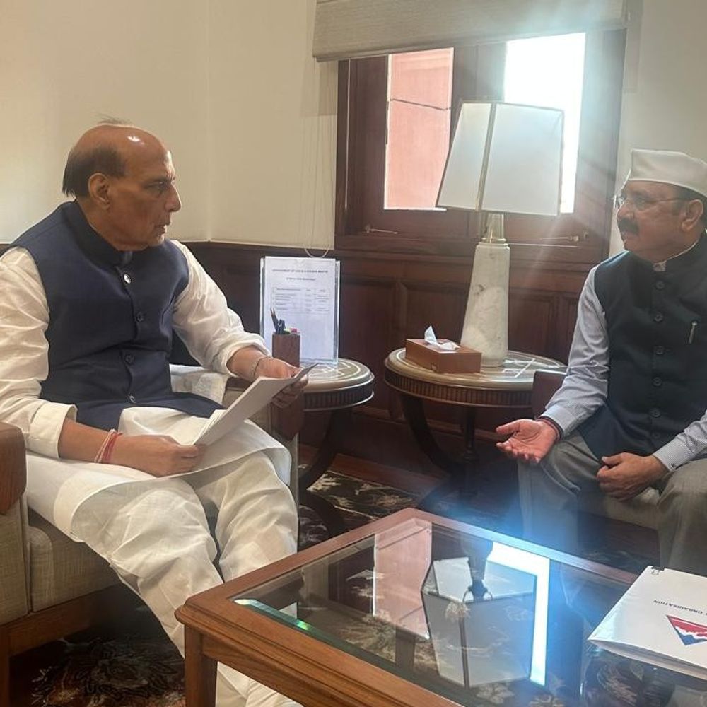 सांसद किशोरी लाल शर्मा ने रक्षा मंत्री से की मुलाकात:अमेठी से ARO स्थानांतरण न करने और शुल्क असमानता पर कार्रवाई की मांग