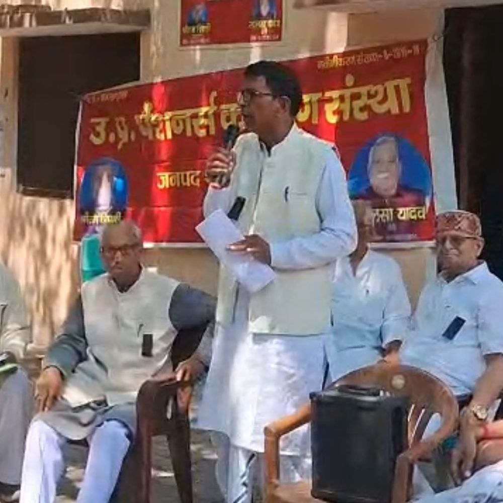 पेंशनर्स ने कलेक्ट्रेट में काली पट्टी बांधकर विरोध जताया:बोले- भेदभाव पैदा हो रहा, पेंशन योजना में समानता पर जोर