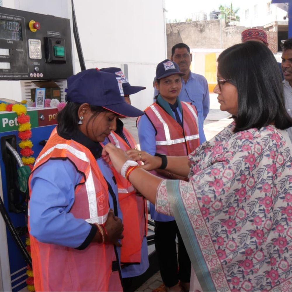 ग्वालियर में 6 और महिलाएं बनीं 'शक्ति दीदी':अब तक 107 जरूरतमंद महिलाएं आत्मनिर्भर, पेट्रोल पंप पर संभालेंगी काम