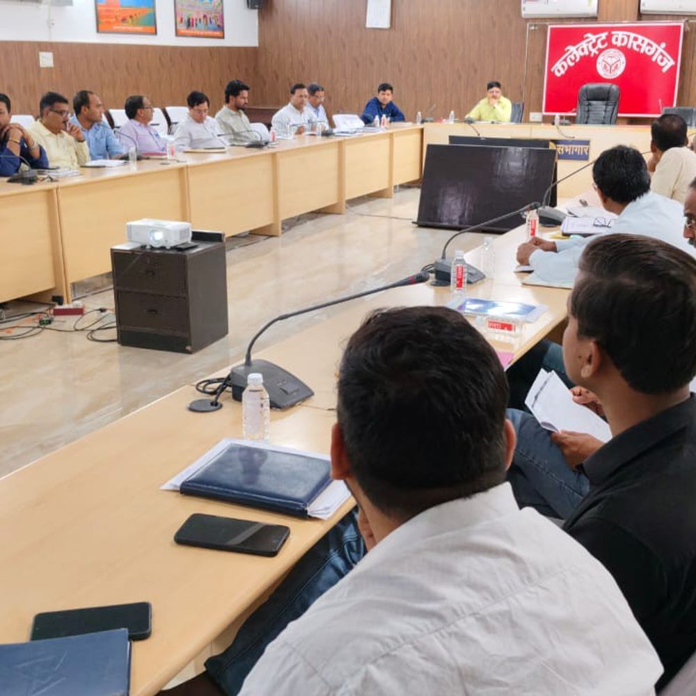 कासगंज में सीडीओ ने निर्माण कार्यों की समीक्षा की:धीमी प्रगति पर नाराजगी जताई, सिडको के खिलाफ कार्रवाई के निर्देश