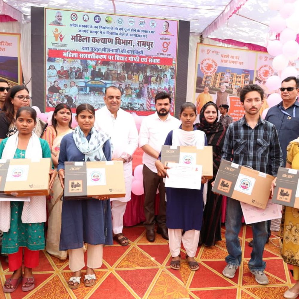 रामपुर में महिला सशक्तीकरण गोष्ठी, लैपटॉप वितरित:जनप्रतिनिधियों ने किया शुभारंभ, कल्याणकारी योजनाओं पर हुई चर्चा