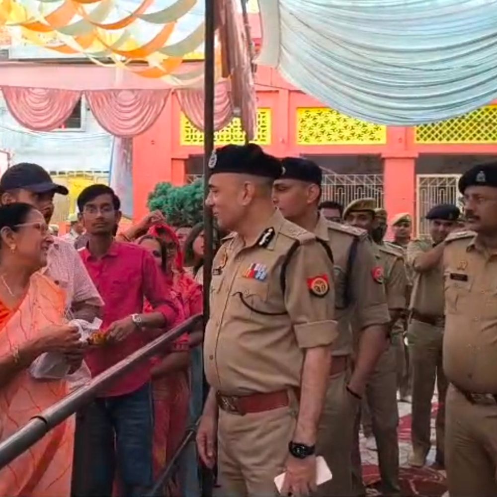 एडीजी प्रयागराज ने बेल्हा देवी धाम का निरीक्षण किया:सुरक्षा व्यवस्था का जायजा लिया, दर्शन-पूजन भी किया