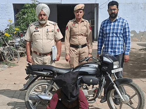 फरीदकोट में राहगीर को लूटने वाला गिरफ्तार:  धारदार हथियार दिखाकर बाइक पर्स और छीना, नाकाबंदी के दौरान पकड़ा, वाहन बरामद – Faridkot News