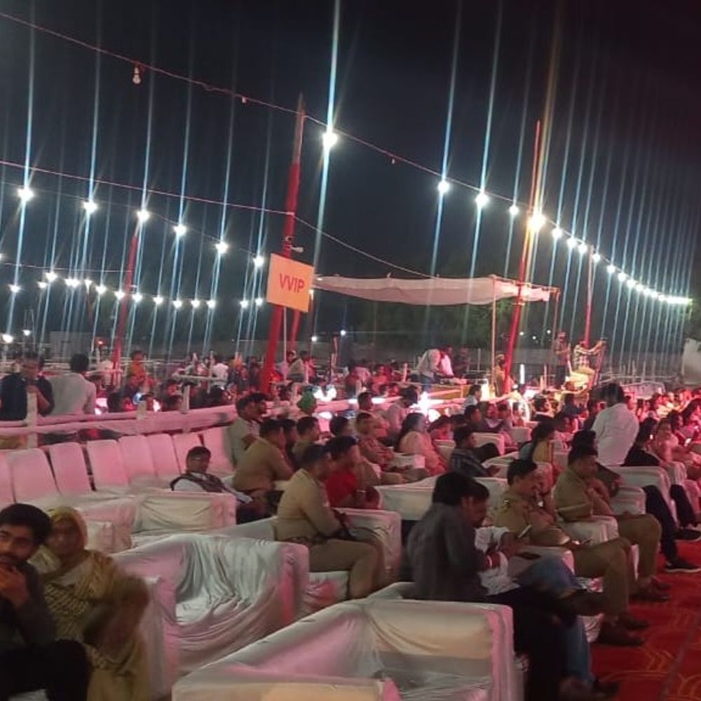 प्रदर्शनी में सांस्कृतिक कार्यक्रमों का सिलसिला जारी:स्वाति मिश्रा की टीम ने भजन संध्या का आयोजन किया