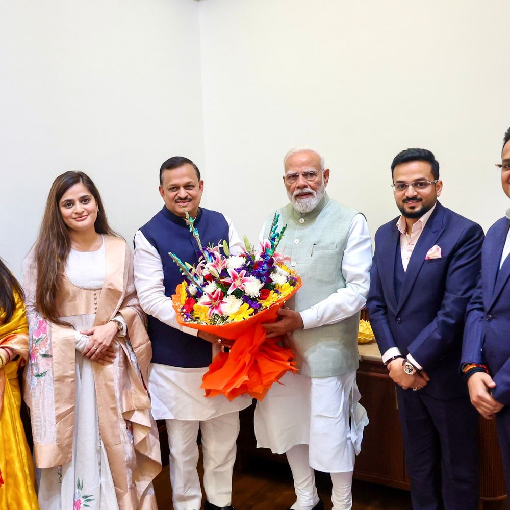 सांसद रमेश अवस्थी ने PM को भेंट की 'ब्रह्मोस':PM आवास पर परिवार के साथ मिले, कानपुर के विकास कामों पर हुई चर्चा