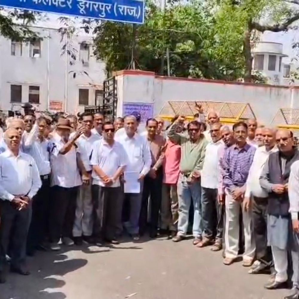 डूंगरपुर में कलेक्ट्रेट का किया घेराव:  पेंशनर समाज ने मनाया ‘काला दिवस’, पेंशनर विरोधी नीतियों के खिलाफ प्रदर्शन – Dungarpur News