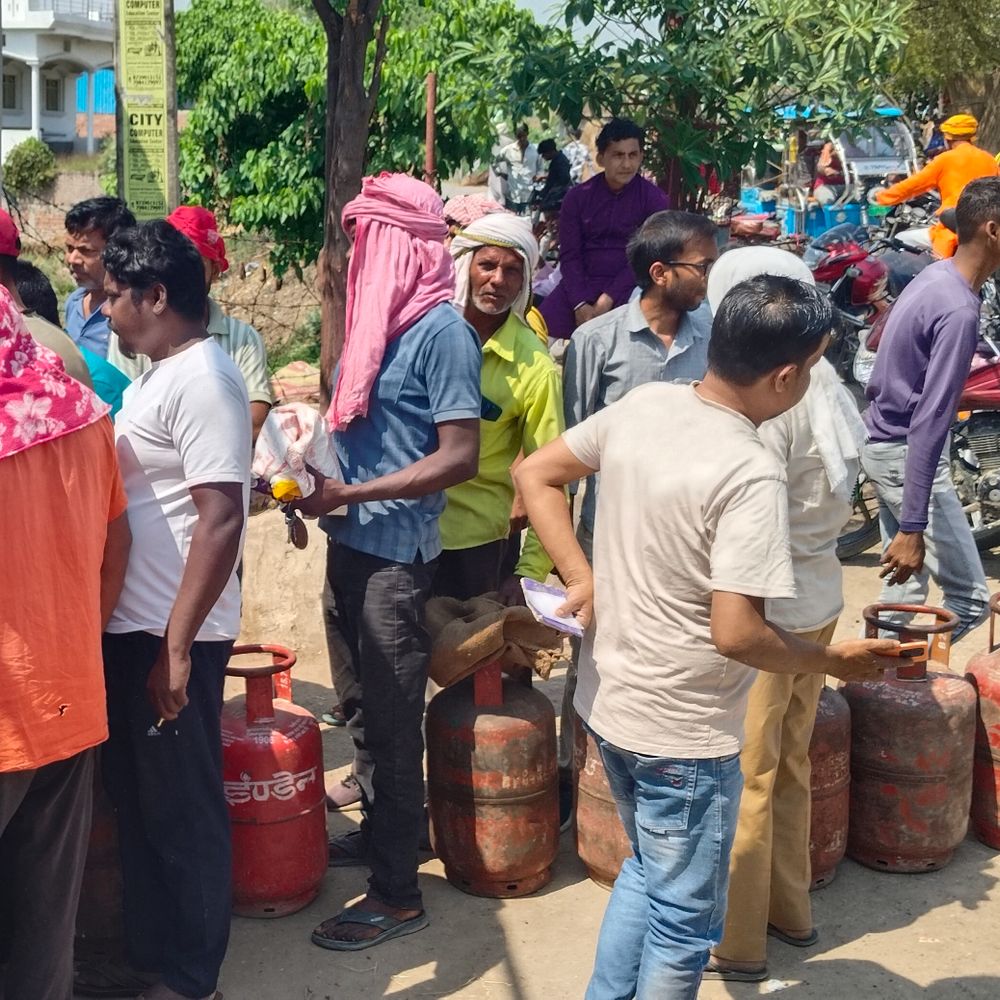 बलिया में LPG सिलेंडर, KYC के लिए लंबी कतारें:नए नियमों और देरी से उपभोक्ता परेशान, पुरानी सुविधा बहाल करने की मांग