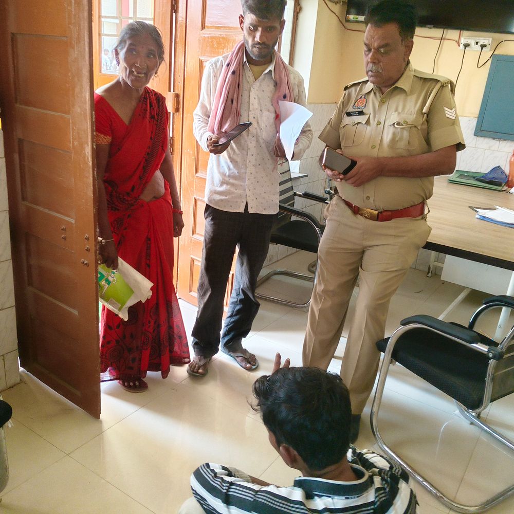 हरदोई मेडिकल कॉलेज में मोबाइल चोरी करते युवक पकड़ाया:डॉक्टर को दिखाने आए शख्स के जेब से फोन निकाला, भागते हुए लोगों ने दबोचा