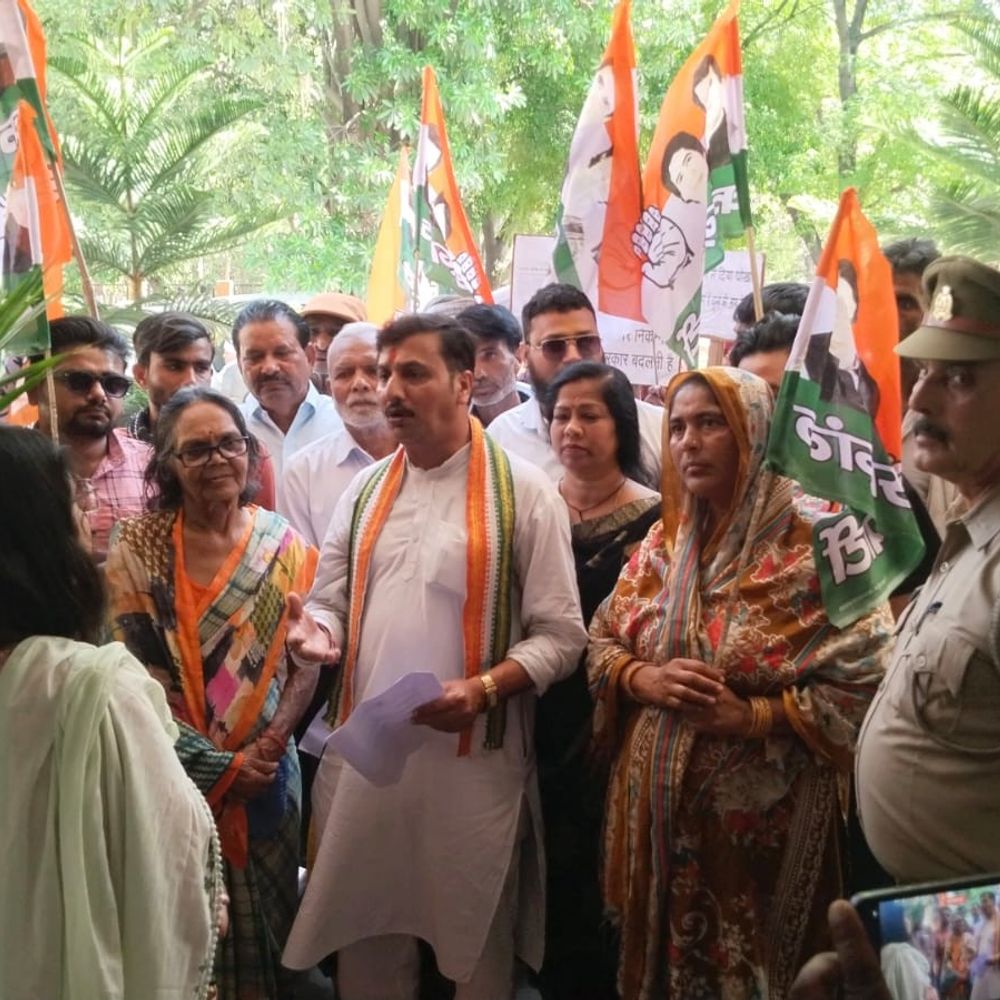 हाथरस में कांग्रेस का प्रदर्शन, समस्याओं पर ध्यान खींचा:बिजली-सड़क और बढती महंगाई पर राष्ट्रपति को दिया ज्ञापन