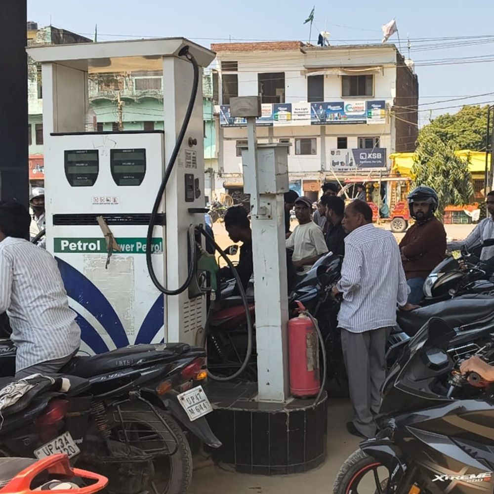 बलरामपुर में पेट्रोल पंपों पर लगी भीड़:ईंधन की कमी की अफवाह से लोग परेशान, DSO बोले- जिले में कोई कमी नहीं है