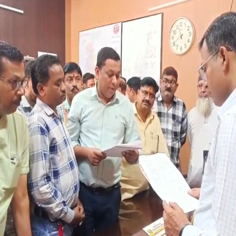 व्यापारियों ने नगर आयुक्त को ज्ञापन दिया:शाहजहांपुर में रेस्टोरेंट की गंदगी, खराब लाइटें और गड्ढे भरने की मांग