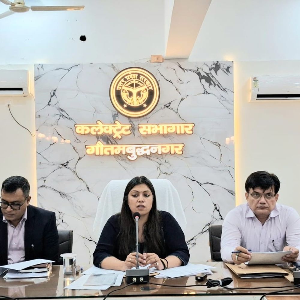 जेवर एयरपोर्ट लोकार्पण: तैयारियों की समीक्षा बैठक:जिलाधिकारी ने सभी विभागों को समयबद्ध तैयारी के निर्देश दिए