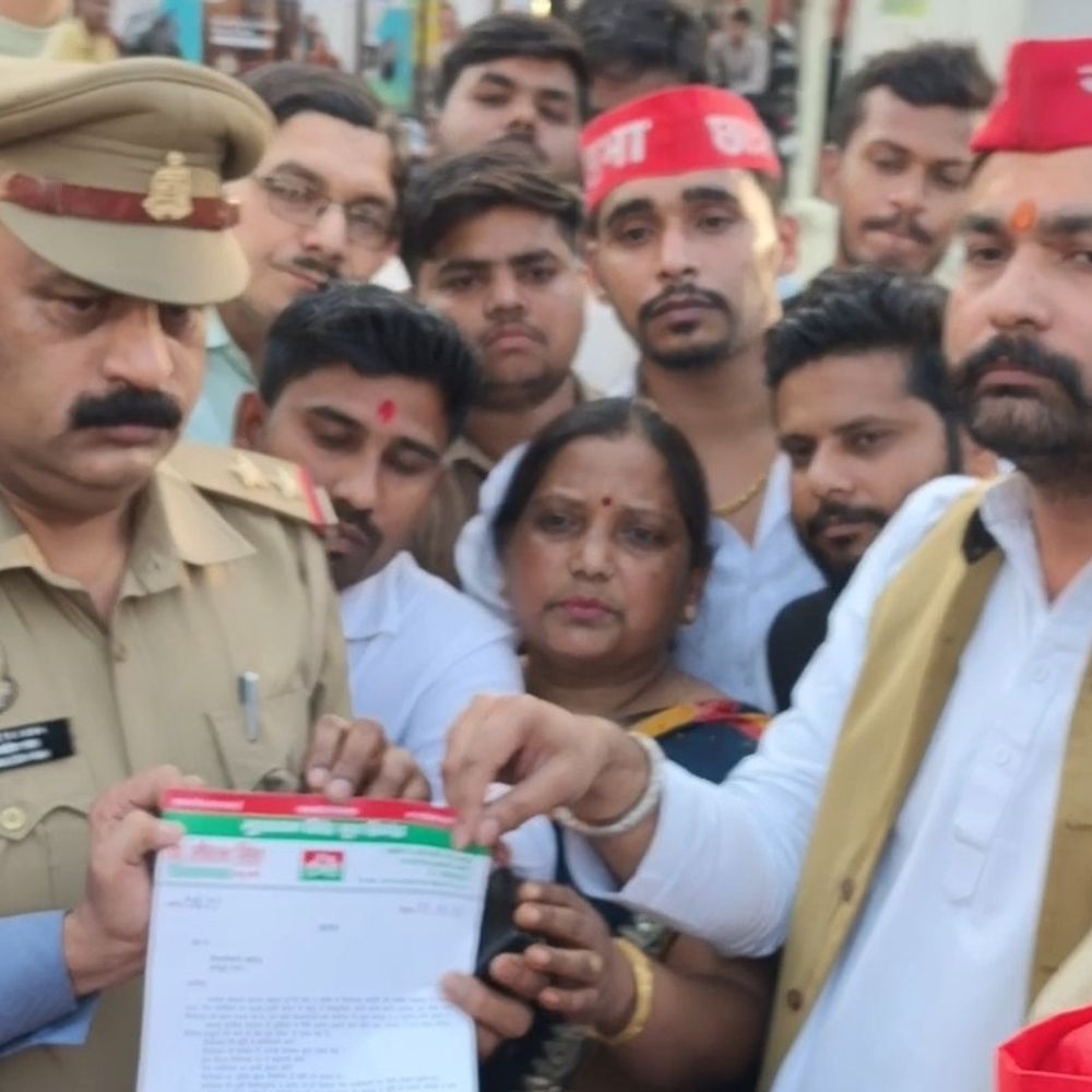 सिलेंडर चौराहे पर सपा का प्रदर्शन:गैस किल्लत के विरोध में सिलेंडर पर माला चढ़ाई, नारेबाजी कर सरकार को घेरा