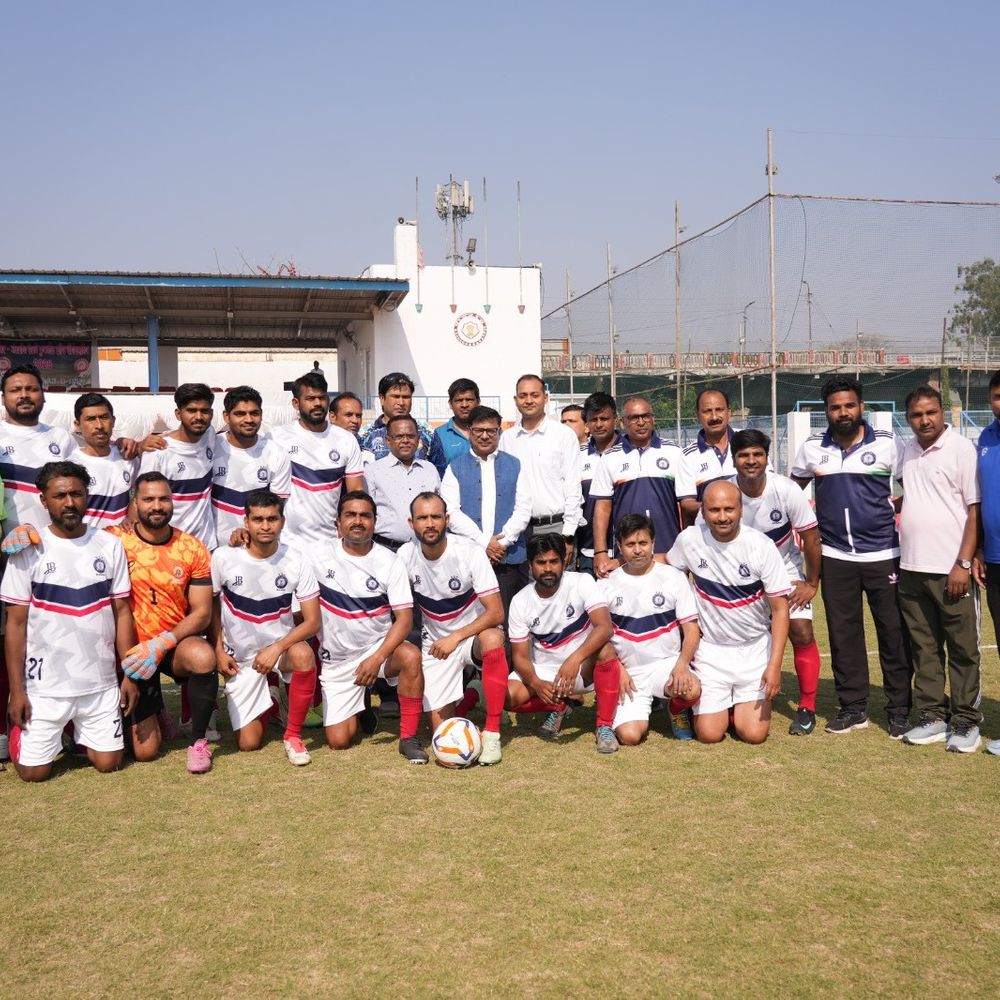 प्रयागराज में रेलवे फुटबॉल लीग डीएसए ग्राउंड में शुरू:उद्घाटन मैच में प्रयागराज मंडल की 5-0 से जीत, RPF को हराया