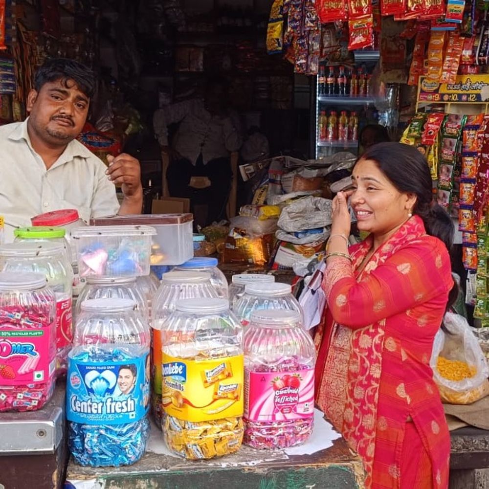 खाद्य सुरक्षा विभाग का हाथरस में अभियान:नमकीन, मिठाई और चाय के नमूने लिए, नोटिस जारी