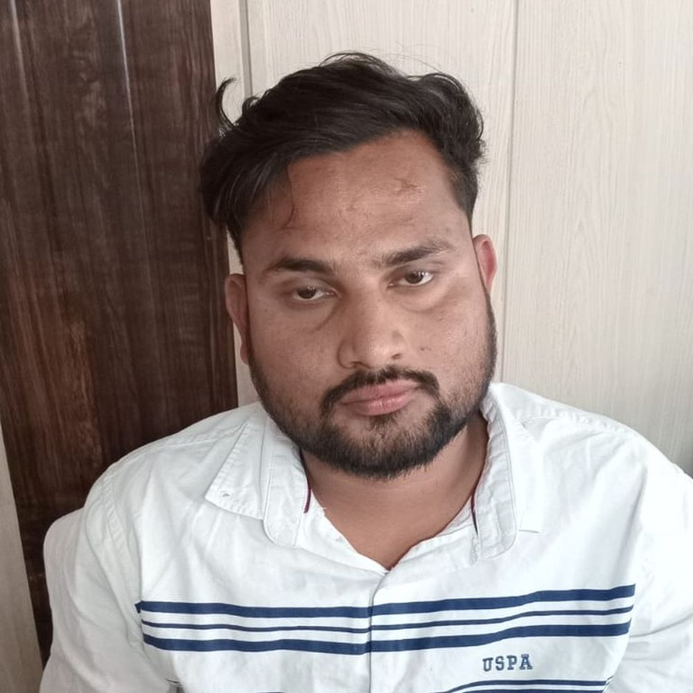 आजमगढ़ में 10000 की रिश्वत लेते ग्राम विकास अधिकारी गिरफ्तार:एंटी करप्शन की टीम ने रंगे हाथ पकड़ा, पिता की मौत के बाद मिली थी नौकरी