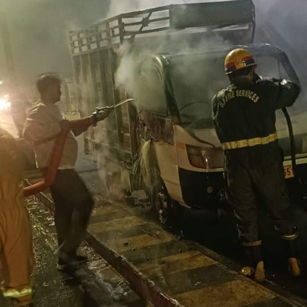 डालीगंज पुल के पास टाटा मैजिक में लगी आग:चालक ने कूदकर बचाई जान, फायर ब्रिगेड ने 30 मिनट में बुझाई