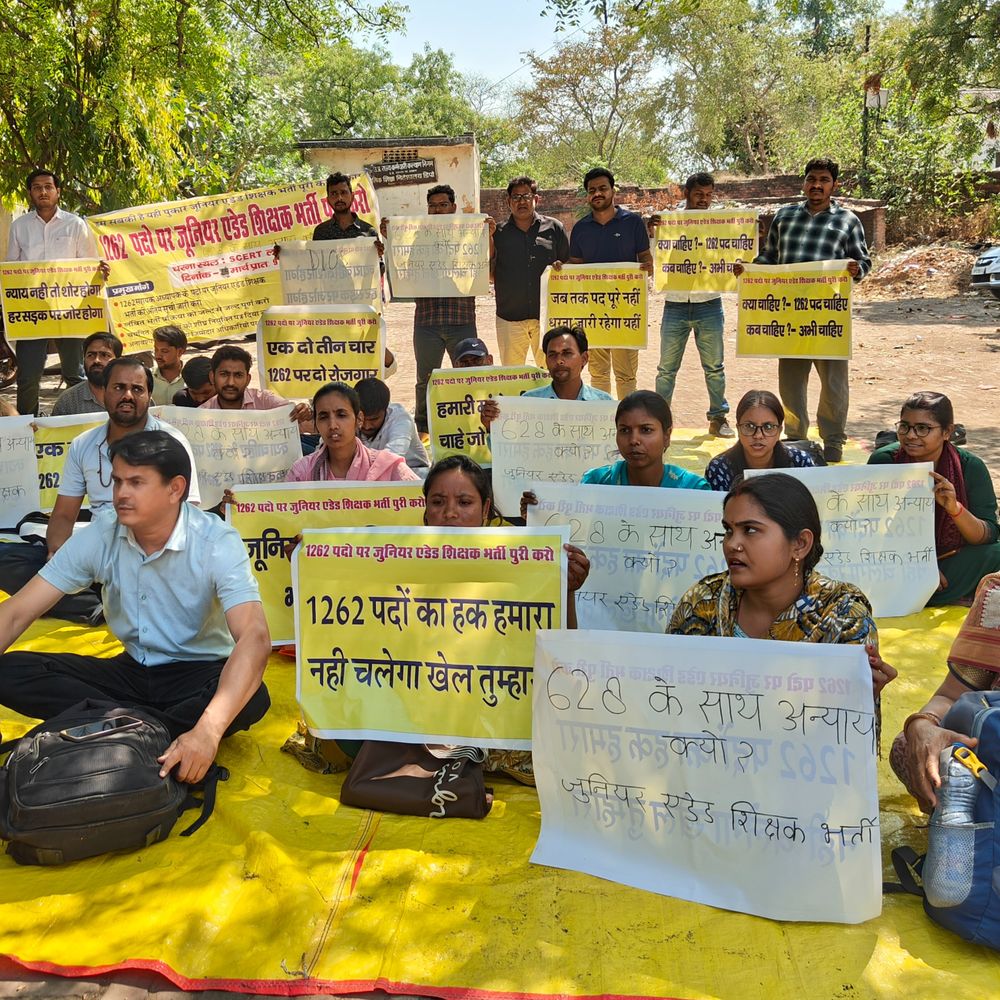 लखनऊ में जूनियर एडेड शिक्षक अभ्यर्थियों का प्रदर्शन:पद घटाने से भड़के अभ्यर्थी, बोले- मानसिक संतुलन बिगड़ गया है , नौकरी नहीं मिली तो जान दे दें