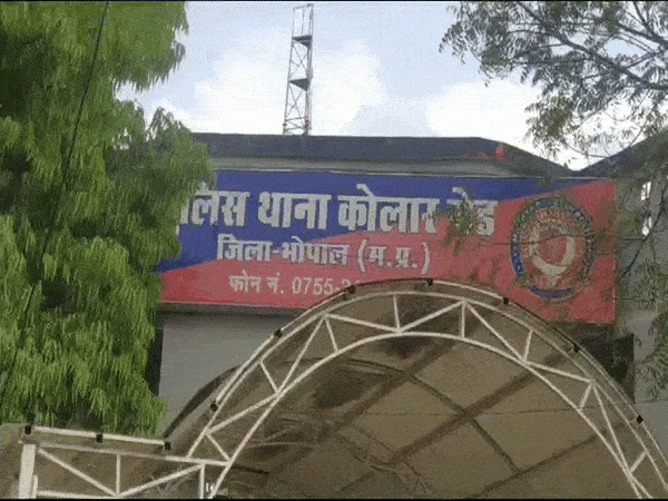 भोपाल में चुनरी यात्रा में बदमाश ने की फायरिंग:  युवक की गर्दन पर चाकू से किया हमला, भीड़ पकड़ने दौड़ी तो कर दिया फायर – Bhopal News