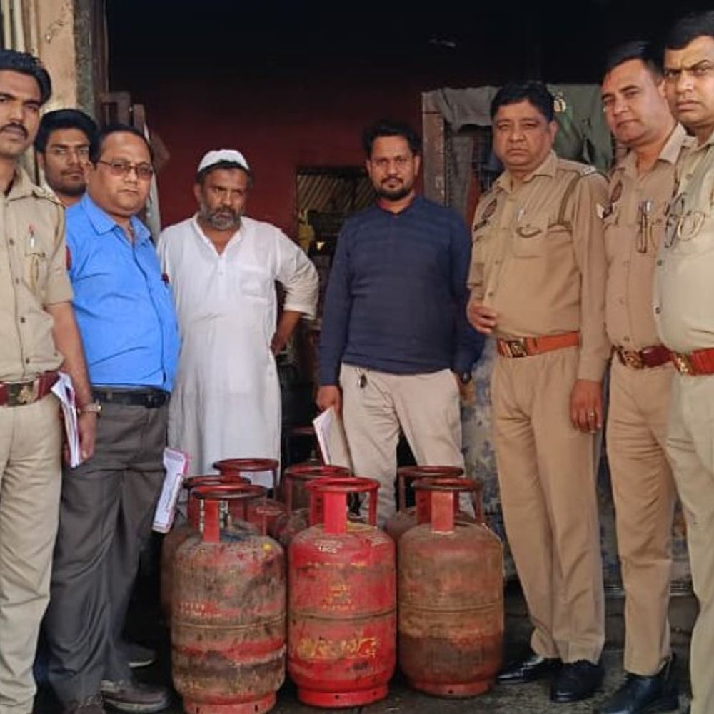 नॉनवेज होटलों में घरेलू सिलेंडरों से बनता मिला खाना:मेरठ में आपूर्ति विभाग ने 11 सिलेंडर जब्त किए, FIR की तैयारी, मचा हड़कंप