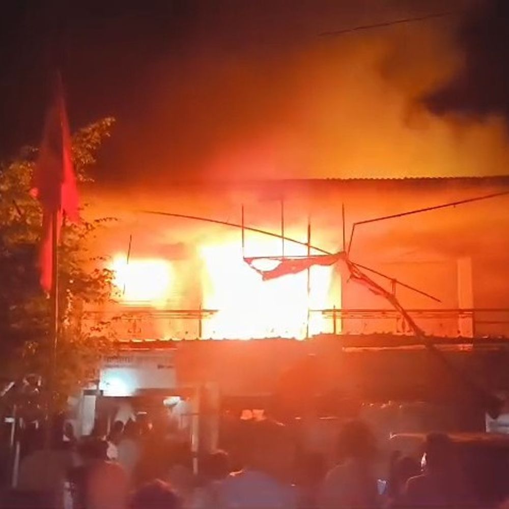 बाड़मेर मैन मार्केट की चार दुकानों में लगी आग:  लाखों का सामान राख; दमकल नहीं होने से बुझाने में आई परेशानी – Barmer News