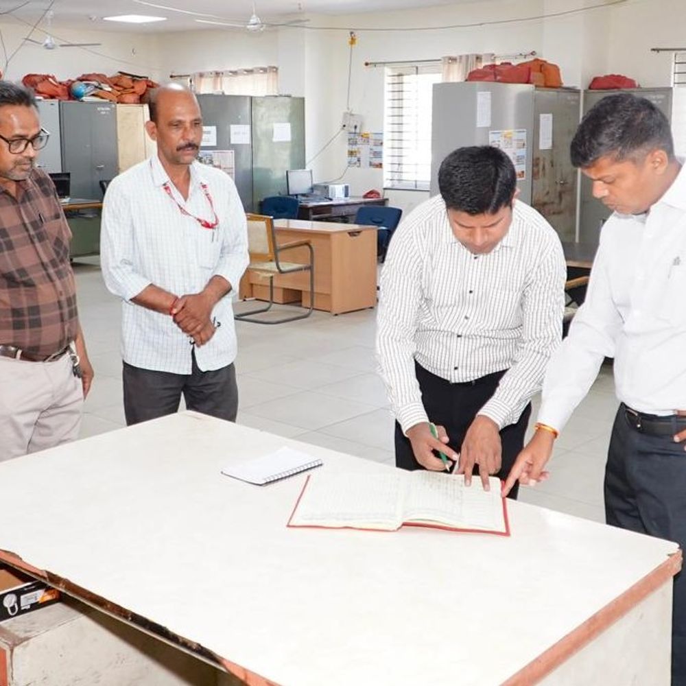 उज्जैन कलेक्टर एक्शन में, एक साथ 56 पर कार्रवाई:कर्मचारी ऑफिस में अनुपस्थित मिले, आधे दिवस का वेतन काटने के आदेश दिए