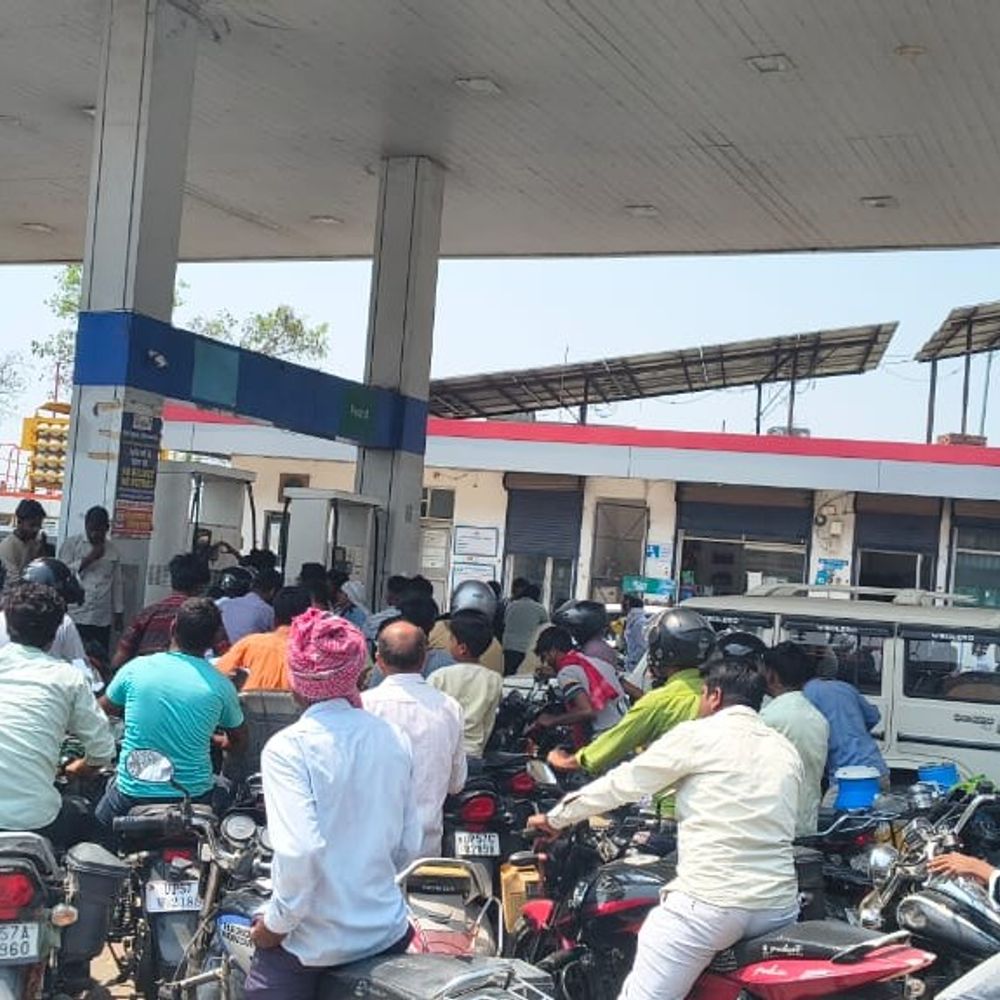 कुशीनगर में पेट्रोल पंपों पर उमड़ी भीड़:अफवाहों से आपूर्ति प्रभावित, प्रशासन ने जारी किया अलर्ट, 12 तस्वीरें देखिए...