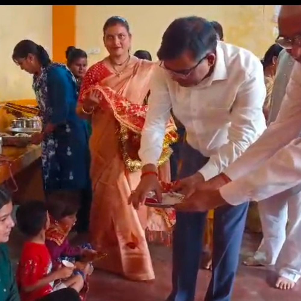 डीएम ने कन्या पूजन कर दिया सशक्तिकरण का संदेश:ललितपुर में मिशन शक्ति 5.0 के द्वितीय चरण का शुभारंभ