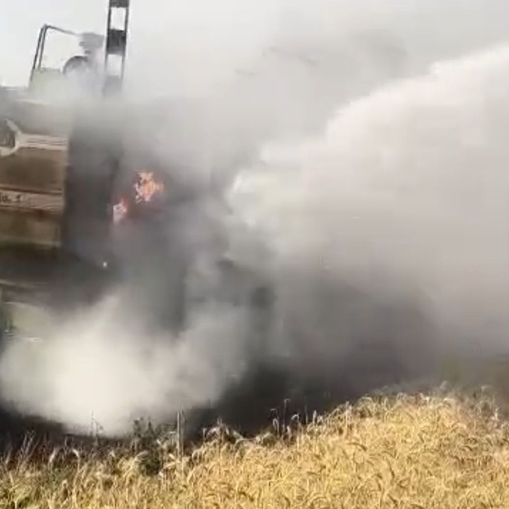 टीकमगढ़ में हार्वेस्टर में आग लगी, ड्राइवर झुलसा:  झांसी रेफर, दमकल ने गेहूं की फसल को जलने से बचाया – Tikamgarh News