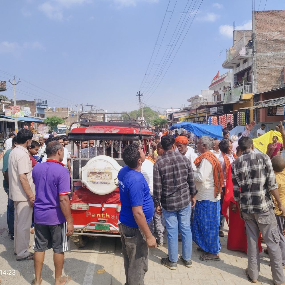 महराजगंज में बिजली के पोल से गिरकर लाइनमैन की मौत:सिर में गंभीर चोटें, अस्पताल ले जाते समय तोड़ा दम